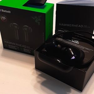 RAZER Hammerhead wireless ear buds Almost New! 🌲🎁 Perfect for Gamers!